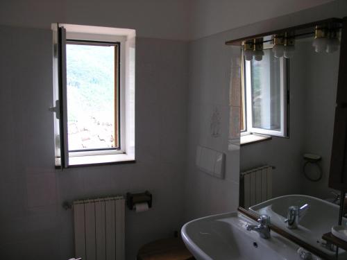 bagno con lavandino e finestra di Casa Pasquina a Rocca Sinibalda