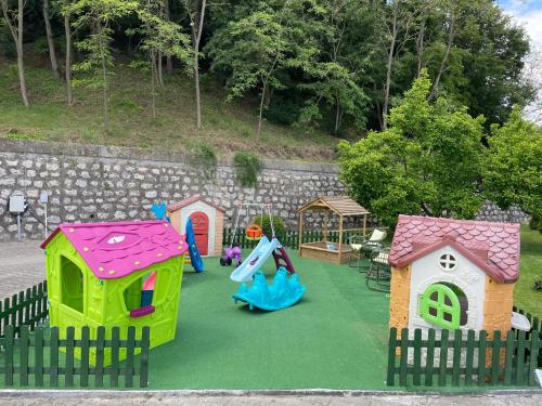 Otroško igrišče poleg nastanitve Pensiunea Alexandra & SPA