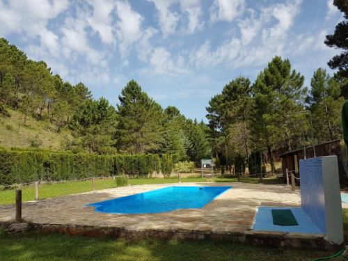 een zwembad in een tuin met bomen bij Chalet de Montaña Parque Natural Calar Río Mundo - Independiente - Wifi in Riópar