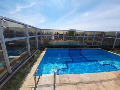 a swimming pool on the roof of a building at Tatuapé flat services, ótima localização in Sao Paulo