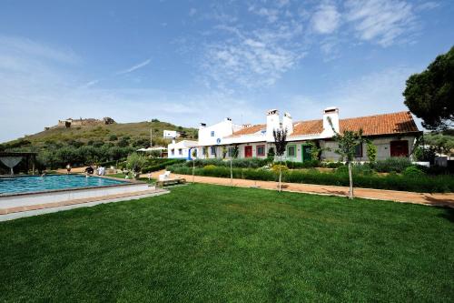 una casa y un patio con piscina en Casas de Juromenha, en Juromenha