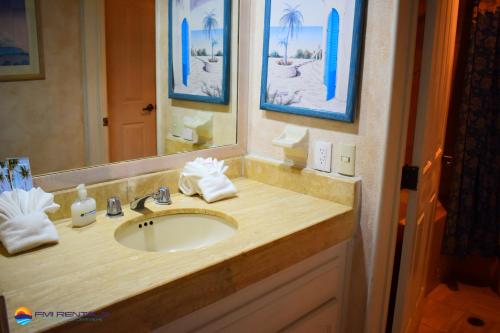 La salle de bains est pourvue d'un lavabo et d'un miroir. dans l'établissement Marina Pinacate A-512, à Puerto Peñasco