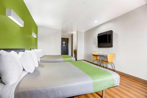 Habitación de hotel con 2 camas y TV en Motel 6-Moriarty, NM, en Moriarty
