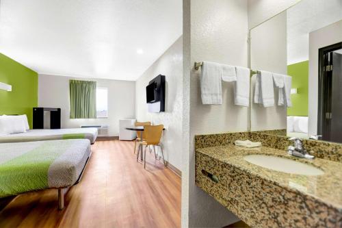 Habitación de hotel con cama y baño en Motel 6-Moriarty, NM, en Moriarty