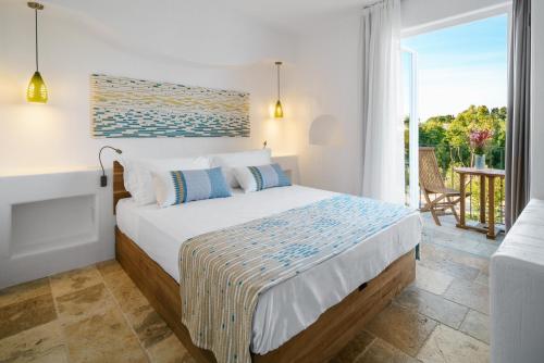a bedroom with a bed and a balcony at Sant Efis Hotel in Pula