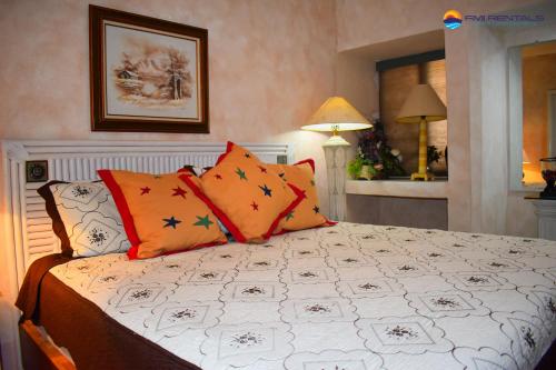 - une chambre avec un grand lit et des oreillers orange dans l'établissement Marina Pinacate A-512, à Puerto Peñasco