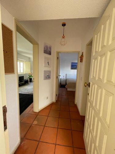un couloir avec une porte menant à une chambre dans l'établissement Marina arcadas, à Vilamoura