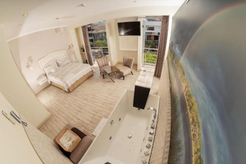 an aerial view of a hotel room with a bed and a tub at Hotel Natural Green Lounge in Tingo María