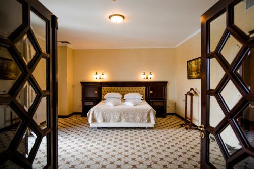 Tempat tidur dalam kamar di Hotel Golden House