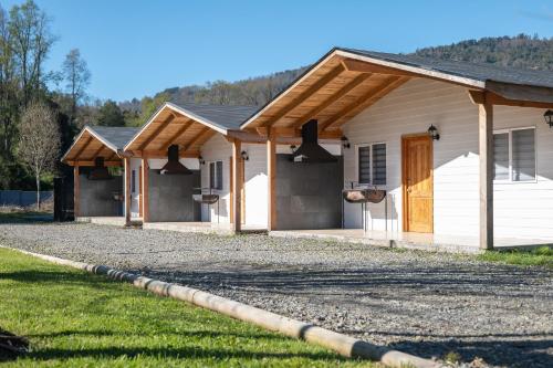 a row of houses with a driveway at Cabañas Canto de Calafquen in Licán Ray