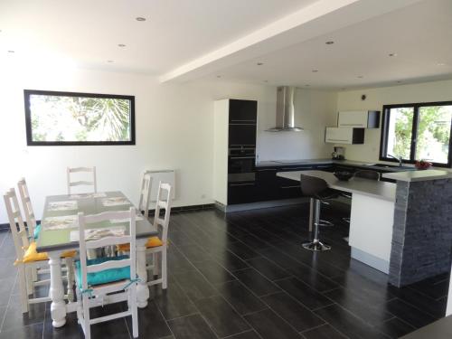 une cuisine et une salle à manger avec une table et des chaises dans l'établissement KERKASA Grande maison en campagne proche Rennes, 2100m², à Tresboeuf