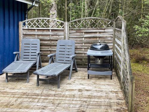 2 sillas y una parrilla en el patio en 8 person holiday home in Hadsund, en Odde