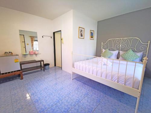 1 dormitorio con cama y espejo en ระเบียงทะเล รีสอร์ท, en Phetchaburi