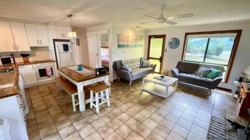 Kuchyň nebo kuchyňský kout v ubytování Goolwa Beachfront House. Pet Friendly.