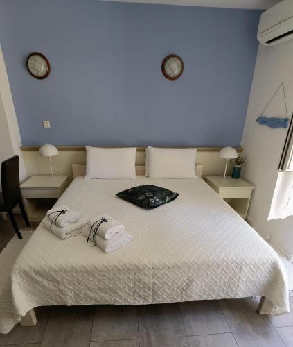 Postel nebo postele na pokoji v ubytování EMILY studio apartment with sea & park view