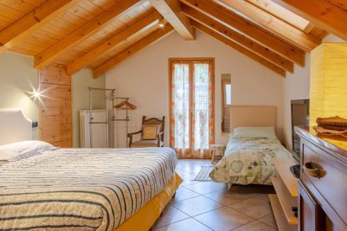 Un ou plusieurs lits dans un hébergement de l'établissement 3 bedrooms house with furnished garden and wifi at Montecrestese VCO