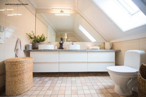 bagno con lavandino e servizi igienici di Kalvåg Holidayapartment a Kalvåg