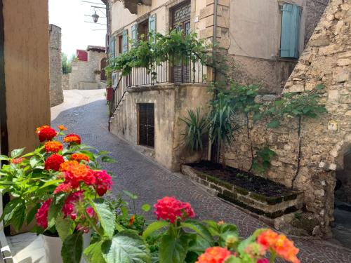 an alley with flowers in front of a building at B&B Casa Limone in Limone sul Garda