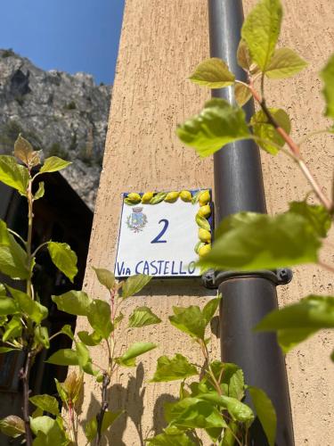 a sign on the side of a building at B&B Casa Limone in Limone sul Garda