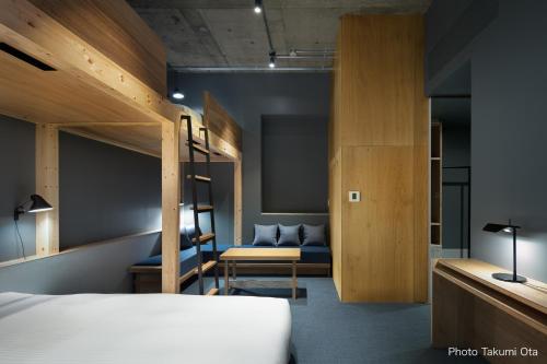 Tempat tidur dalam kamar di KUMU Kanazawa by THE SHARE HOTELS