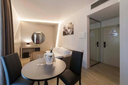 um quarto com uma mesa e cadeiras e uma cama em Hotel La Gradisca em Rimini