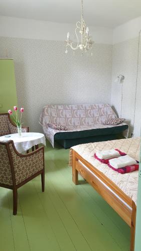 利加特內的住宿－Romantisks apartaments ar lapenīti G18，一间卧室配有两张床和一张桌子及椅子