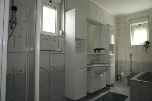 Et badeværelse på Apartmani Delač