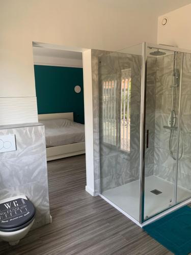 une salle de bain avec douche et toilettes dans une chambre dans l'établissement Villa familiale Saint Cyprien plage, à Saint-Cyprien