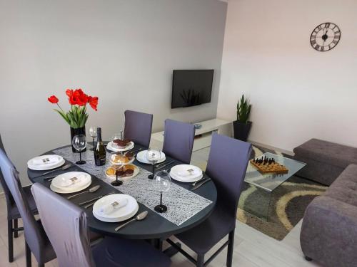 Un comedor con una mesa y sillas moradas. en Kuća za odmor Sara, en Dramalj