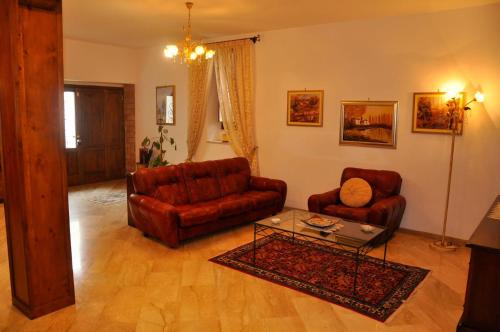 Sala de estar con 2 sofás y mesa de centro en Basilicata Host to Host - Storia, mare e relax - la casa che cercate -, en Pisticci