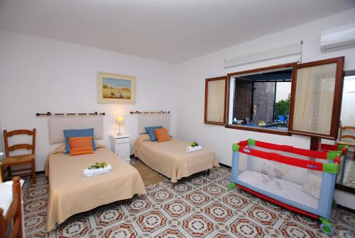 Habitación de hotel con 2 camas y ventana en Villa Torrent, en Puerto de Alcudia