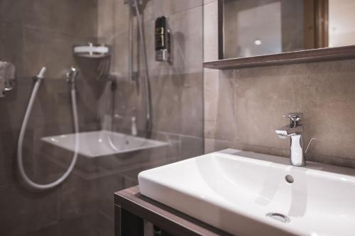 Bilik mandi di Emma Historic Hotel