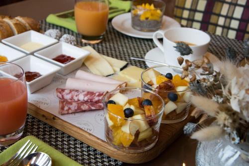 een tafel met een dienblad met eten en drinken bij La Villa de Mazamet in Mazamet