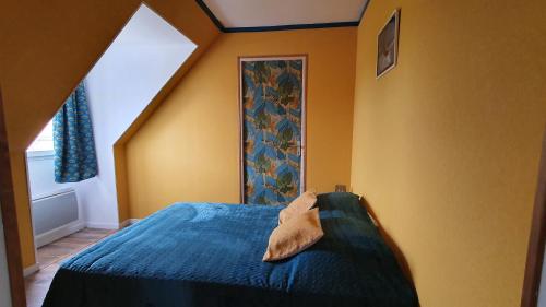 una camera con letto blu e coperta blu di Côte de Nacre a Douvres-la-Délivrande