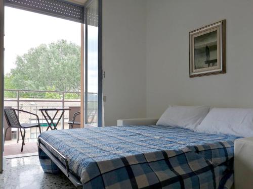 a bedroom with a bed and a view of a balcony at Vistalago 55 B in Como