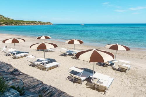 an overhead view of a beach with chairs and umbrellas at Sant Efis Hotel in Pula