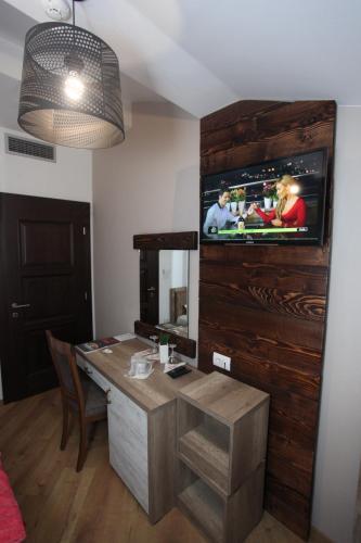 Una televisión o centro de entretenimiento en Hotel Happy