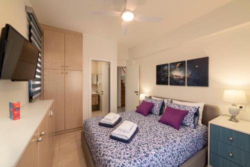 Katil atau katil-katil dalam bilik di Paradisos luxury villas next to beach