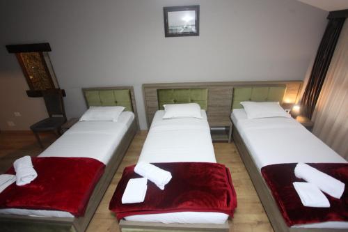 Una cama o camas en una habitación de Hotel Happy