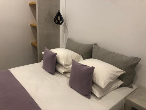 Una cama o camas en una habitación de Dragonfly Villas