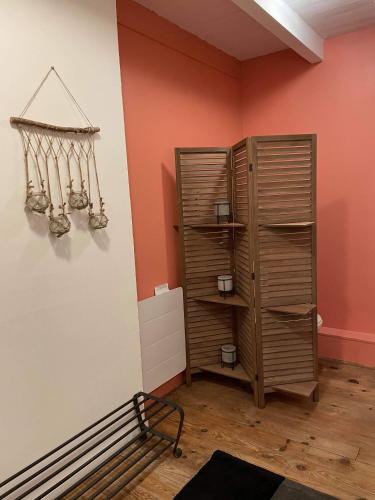une chambre avec une armoire en bois dans l'angle dans l'établissement charmante maison de village renovée, à Bazoges-en-Pareds