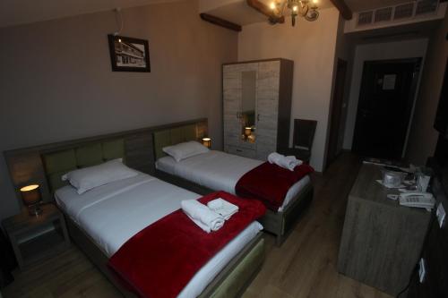 Una cama o camas en una habitación de Hotel Happy