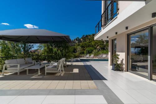 Luxury VILLA CECILIA with 4 en-suite bedrooms located 250m from the beach in Podstrana, max 8 people