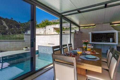 Luxury VILLA CECILIA with 4 en-suite bedrooms located 250m from the beach in Podstrana, max 8 people