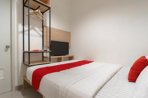 Ένα ή περισσότερα κρεβάτια σε δωμάτιο στο RedDoorz near Seasons City Mall 3