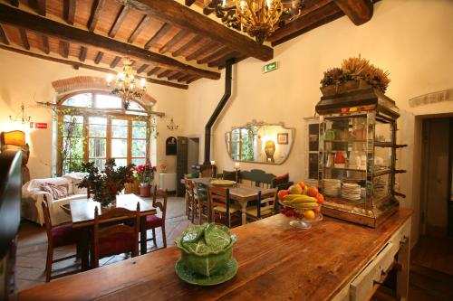 ein Wohnzimmer mit einem Tisch und einem Esszimmer in der Unterkunft Delizioso E Particolare Casale Con Piscina,cortona in Cortona