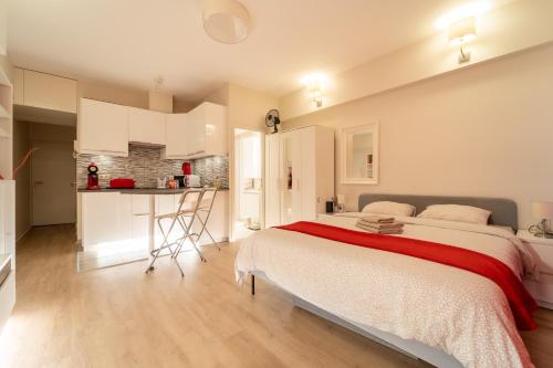 a bedroom with a large bed and a kitchen at Luxury Studio In the EU Area in Brussels