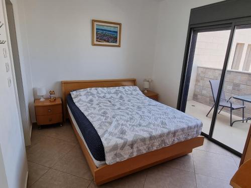 1 dormitorio con 1 cama, 1 mesa y 1 silla en Penthouse In The City, en Rechovot