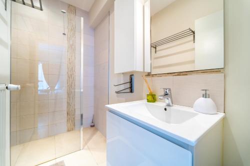 ein Bad mit einem Waschbecken und einer Dusche in der Unterkunft Luxury Studio In the EU Area in Brüssel