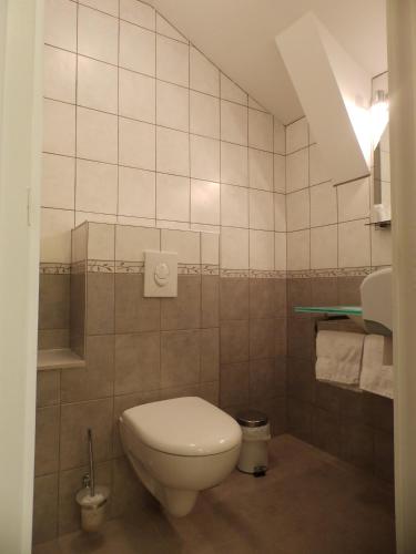 une salle de bain avec des toilettes blanches dans une chambre dans l'établissement Logis Hôtel Restaurant Les Cévennes, à Saint-Cirgues-en-Montagne